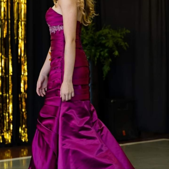 Gown Fuschia - Picture 1 of 3